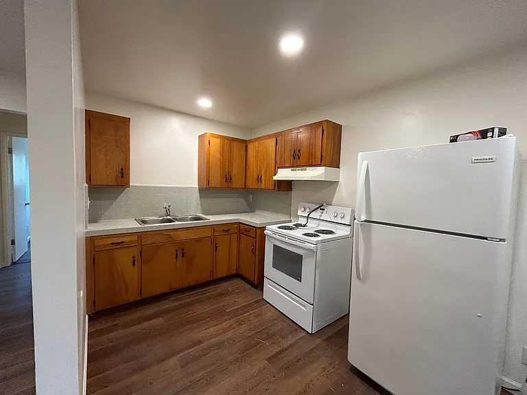 890 E 9th St — Photo 11