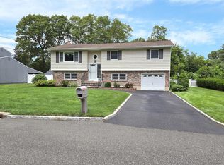 27 Donald St, Holbrook, NY 11741