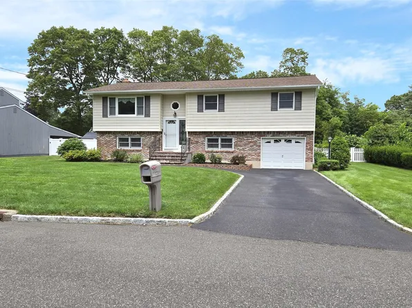 27 Donald Street, Holbrook, NY 11741