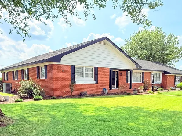 312 Willow Rd, Hillsboro, KS 67063