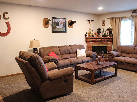 4th image of 416 Woodland Way