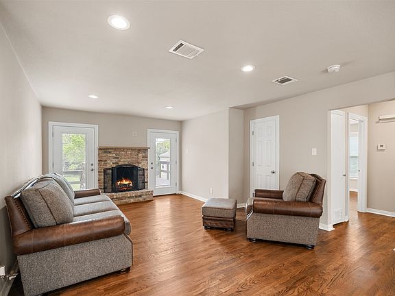 4th image of 936 N Buckner Blvd