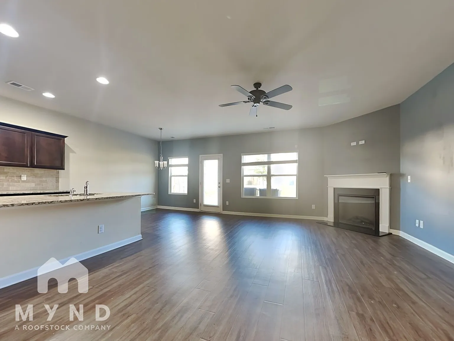 3 bed, 2.5 bath, 1979 sqft, $2,055 — Photo 2