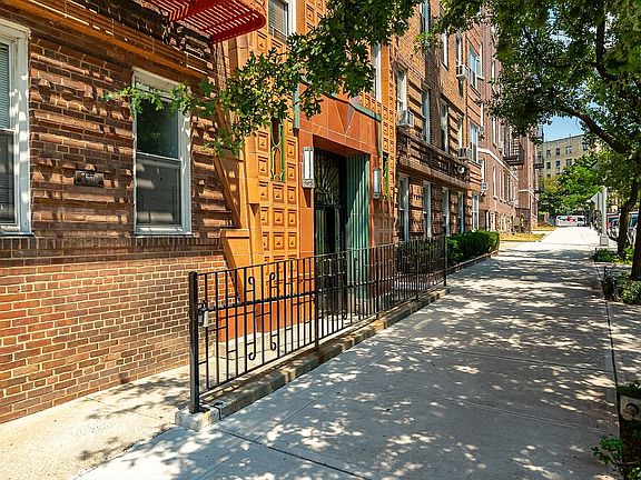 4th image of 601 Pelham Pkwy N APT 514