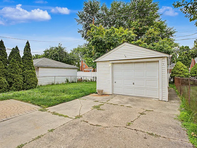 15587 Russell Ave — Photo 32