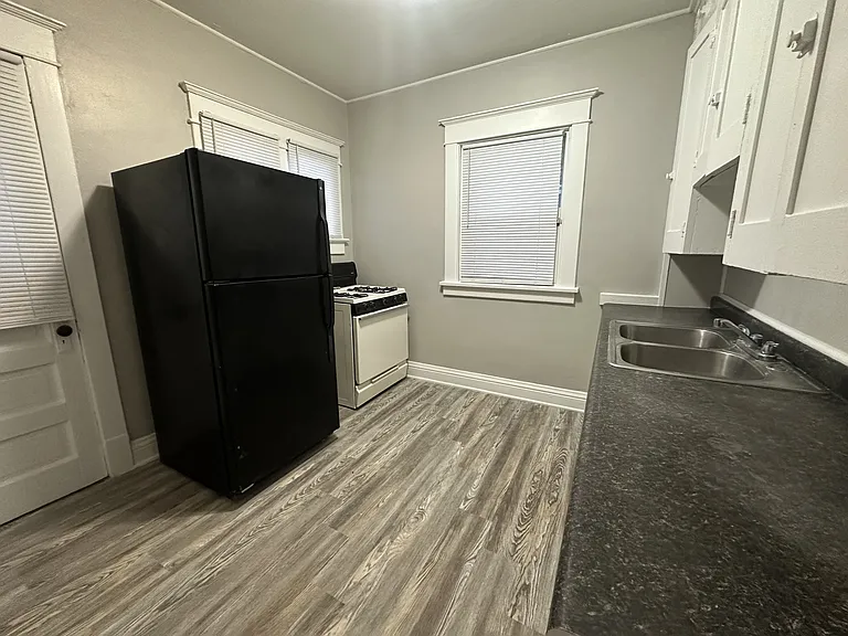 731 Park Ave — Photo 6
