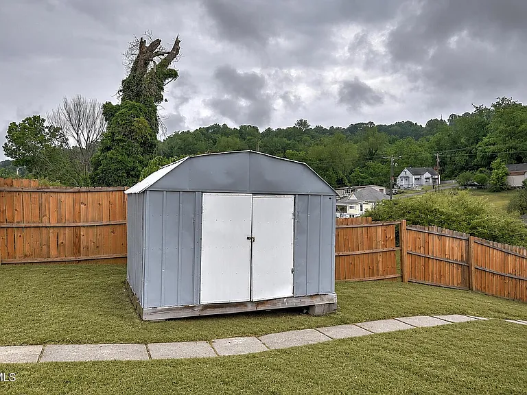 463 Manville Rd — Photo 3
