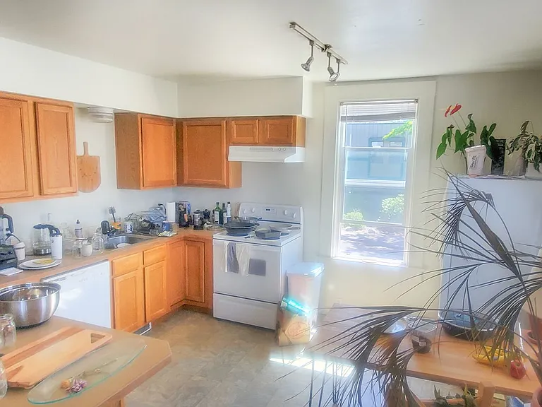 315 E Laurel St — Photo 7
