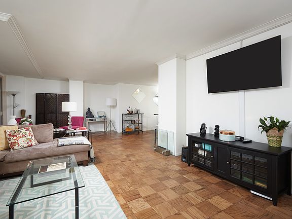 5th image of 4101 Cathedral Ave NW APT 106