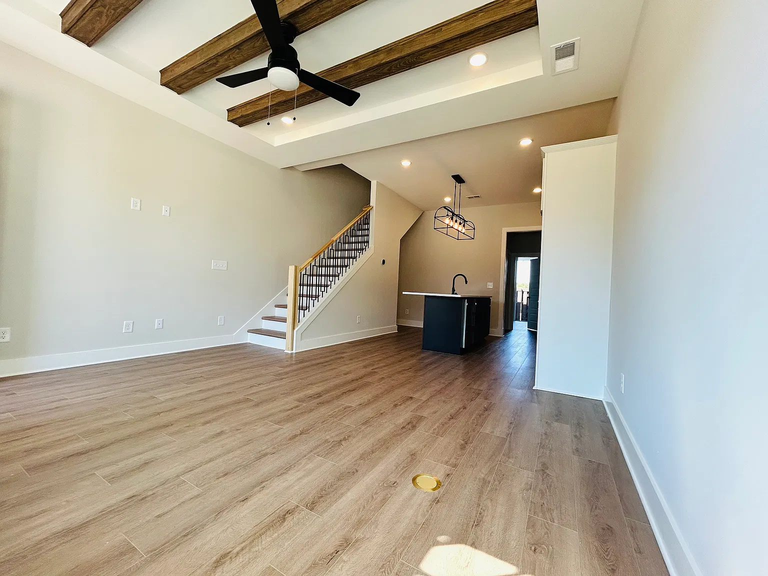 3 bed, 2.5 bath, 1380 sqft, $2,340 — Photo 3