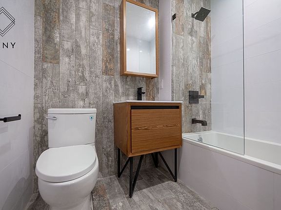 3rd image of 2077A Pacific St