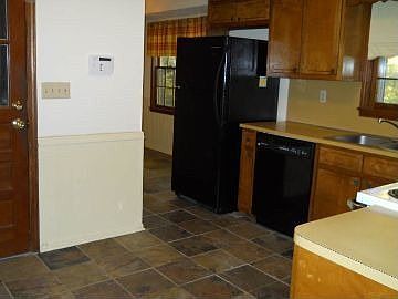 http://www.propertyboss.net/CustomerImages/REMAXATL_73579/media/Properties/149%20King%20Arthur%20Drive/zsmall_Kitchen.jpg