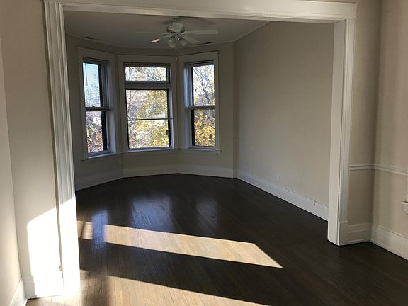 2nd image of 1352 N Hoyne Ave #2F
