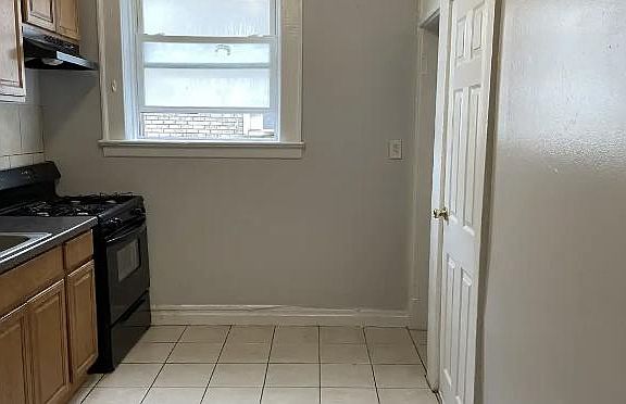 3rd image of 240 Roseville Ave #4