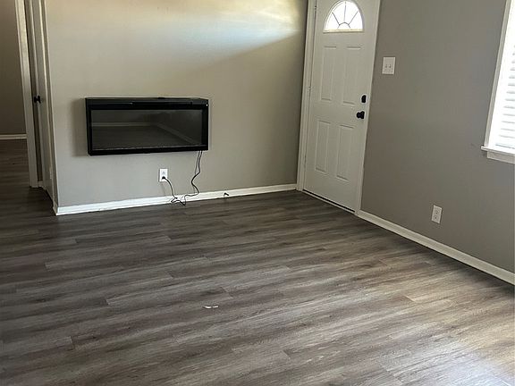 2nd image of 909 W Arkansas St