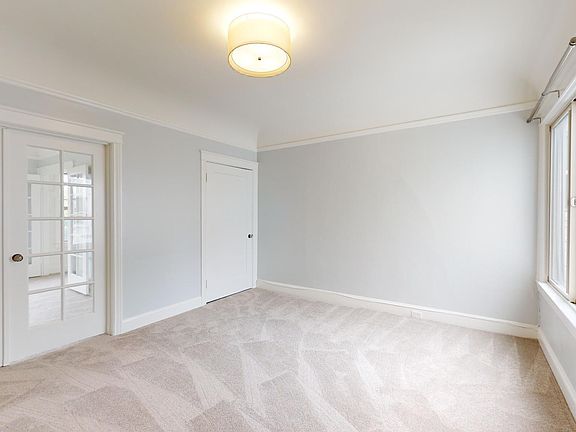 4th image of 1215 Oak St APT 3