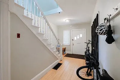7 bed, 2430 sqft, $6,870 — Photo 3
