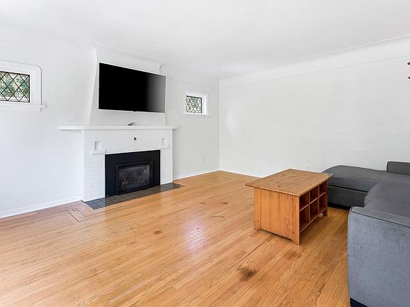 2nd image of 1514 Shorncliffe Rd S