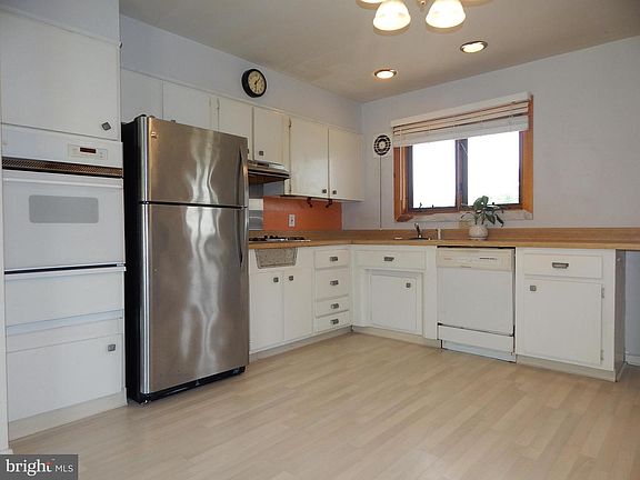 5th image of 116 Adrienne Ave