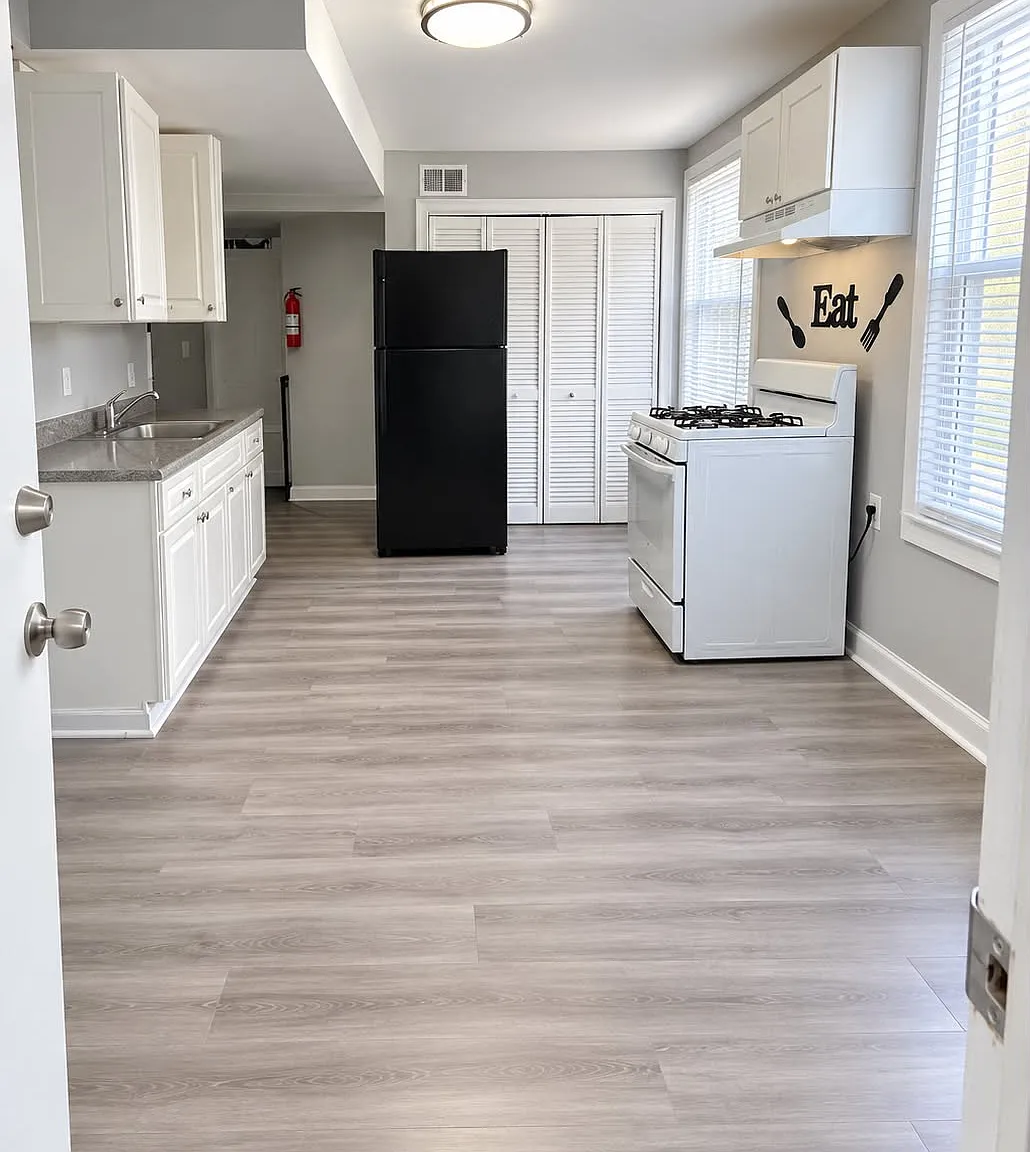 5 bed, $2,372 — Photo 2