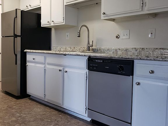 lots of cabinets and countertop space in kitchen!