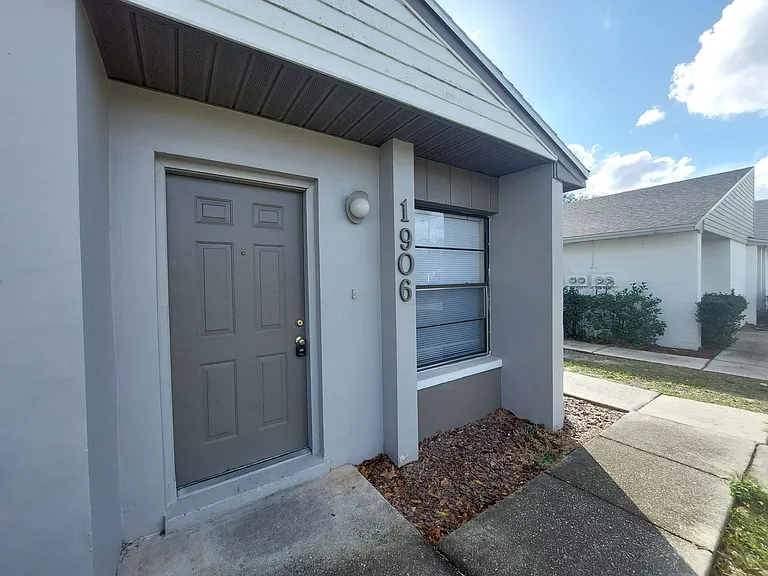 1906 Crystal Grove Dr — Photo 2