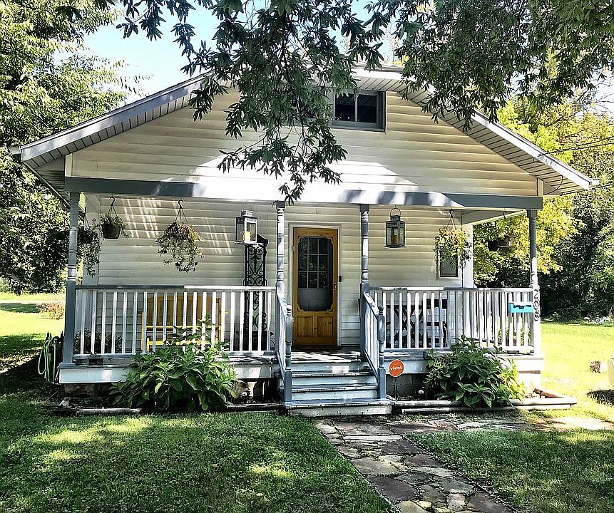 1st image of 208 E Oak St