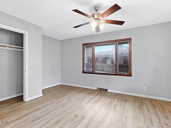 5th image of 427 N Oak Grove Ave