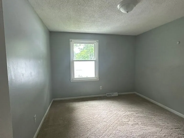 1570 Tanglewood Dr — Photo 2