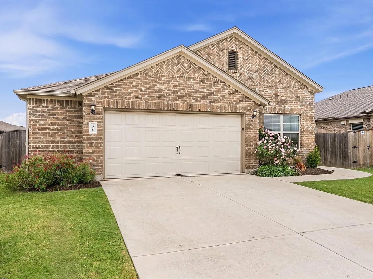 4 bed, 2.0 bath, 1742 sqft, $2,100 — Photo 2