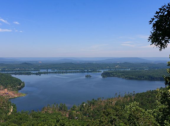 Overlooks big water on Lake Guntersville!