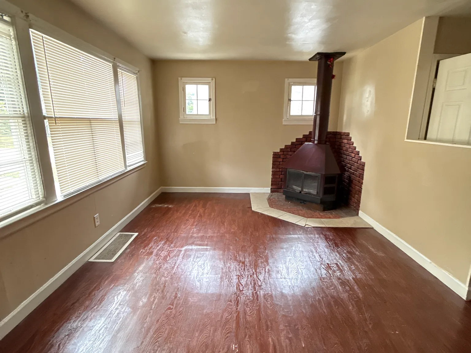Spacious 3 Bedroom — Photo 2