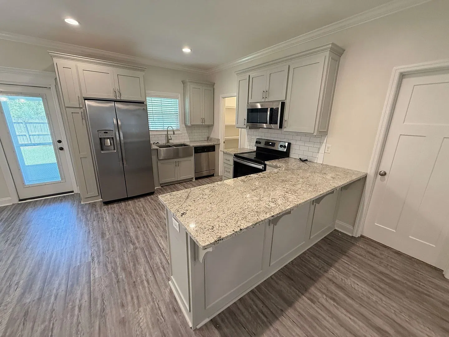 Stylish 4-Bedroom Home with Screened Porch & Fenced Yard in Hahira — Photo 4