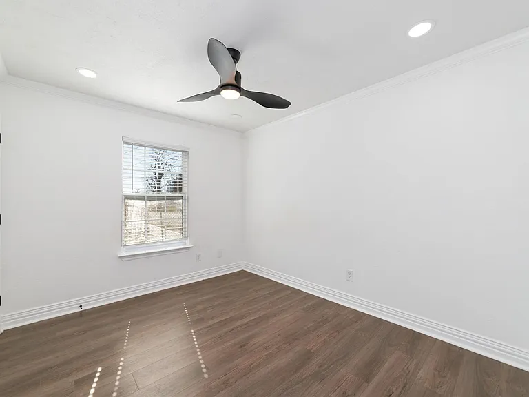 802 E 33rd St — Photo 11