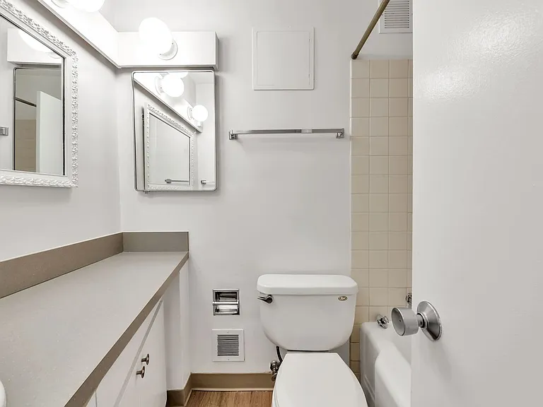Uptown Manor — Photo 13