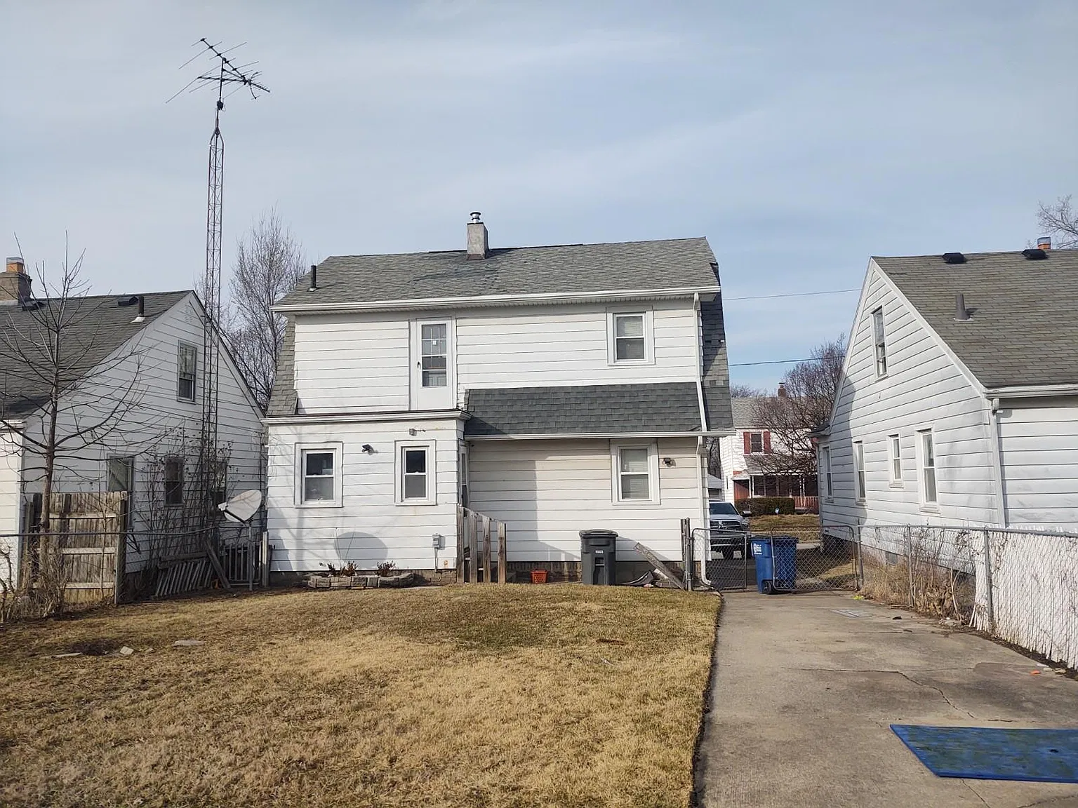 3 bed, 1383 sqft, $1,350 — Photo 2