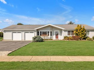 6 Marlin Dr, Copiague, NY 11726