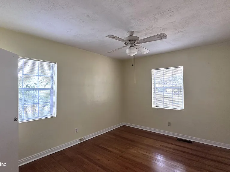 2836 Ionic Ave — Photo 14