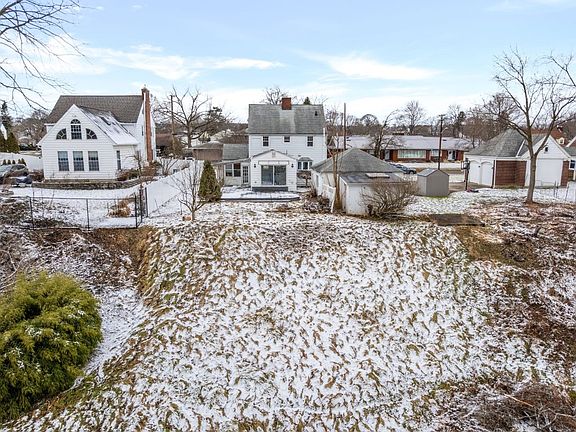 5th image of 2104 Riverview Dr