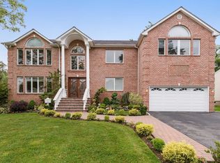 14 Capri Dr, Roslyn, NY 11576