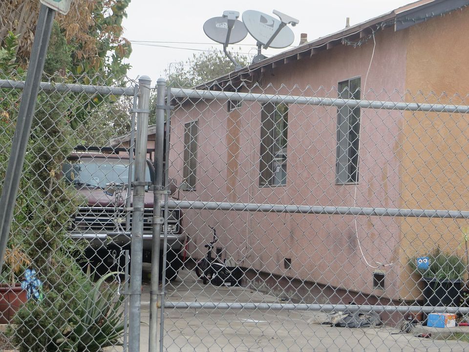2nd image of 921 W 131st St
