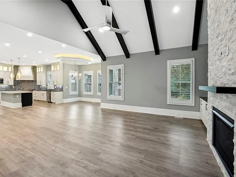 3750 Robinson Rd NE — Photo 18