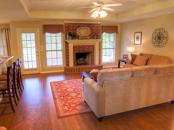 3rd image of 5814 Oak Hollow Pl