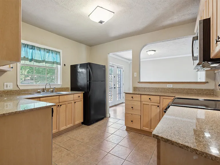 3884 Van Ness Ln — Photo 4