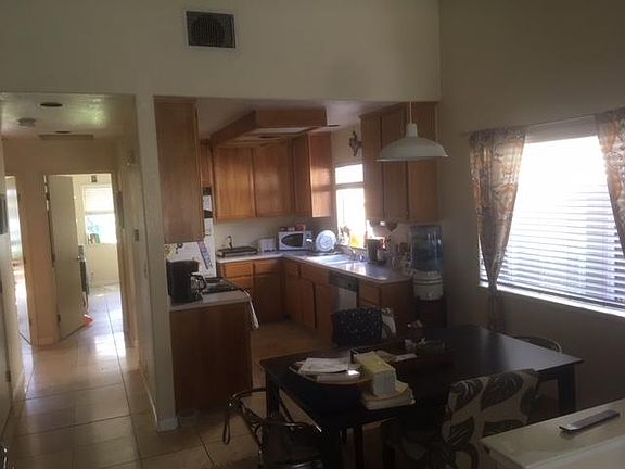3rd image of 929 Zaragoza St