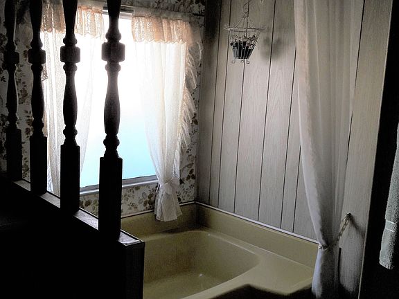 Soaking Tub/Separate Shower