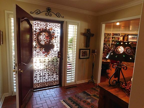 5th image of 2104 Woodlawn Dr