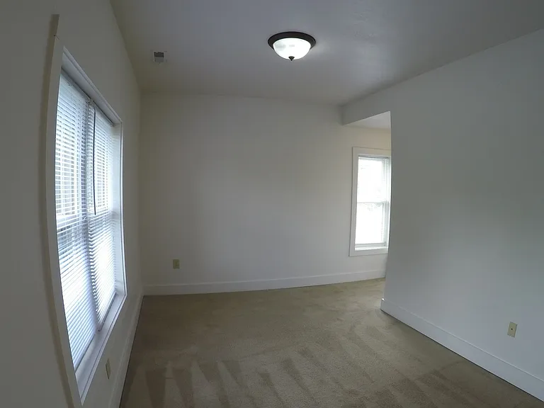 220 S 6th St (Maison de Ville) — Photo 30