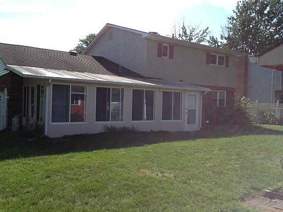 3rd image of 498 Robin Hood Ln