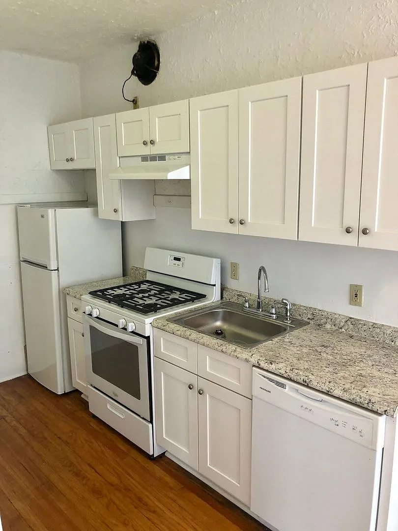 Uptown Apartment, Napoleon Ave between St Charles and Magazine! — Photo 1